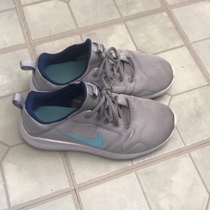 Women's/kids size 6 Nike running sneakers